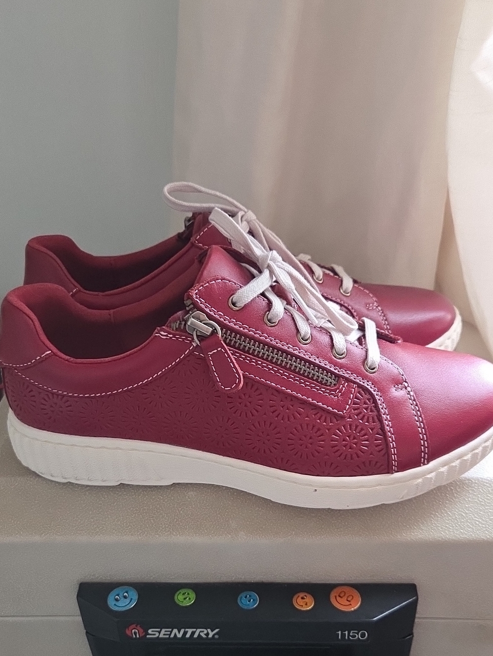 Nwot Clarks Women's Berry Lace-Up Sneakers with Side Zipper